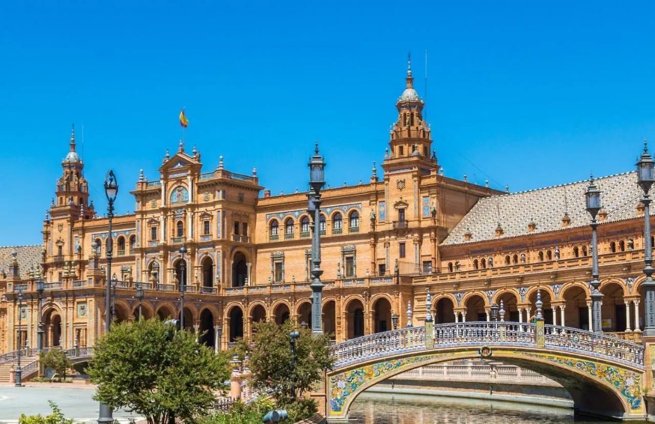 Bright apartment facing the river, Plaza España Sevilla