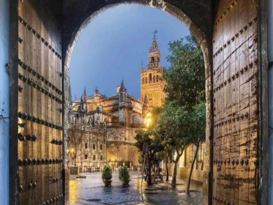 Bright apartment facing the river, Plaza España Sevilla España